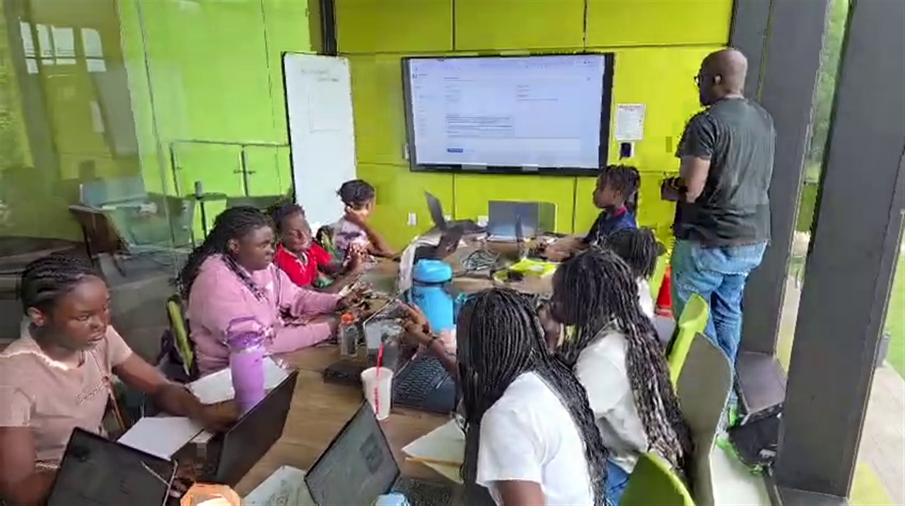 Students collaborating in the Creator Course workshop